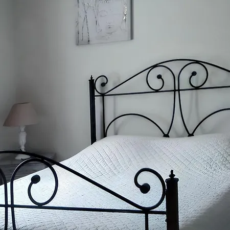 Charmante à Avec Piscine Privée Et Jardin